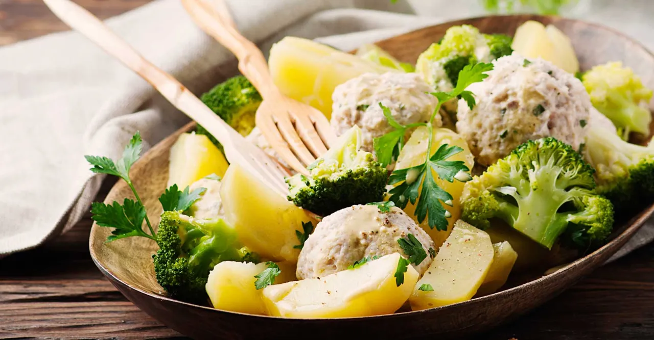 Pyszne klopsiki z kurczaka z ziemniakami i brokułami, idealne danie, co można ugotować na parze.