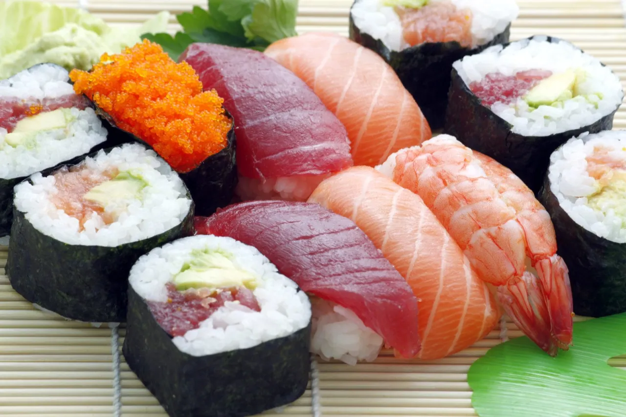 Piękne sushi kompozycje: nigiri z tuńczykiem, łososiem, krewetką, rolki z ikrą i awokado.