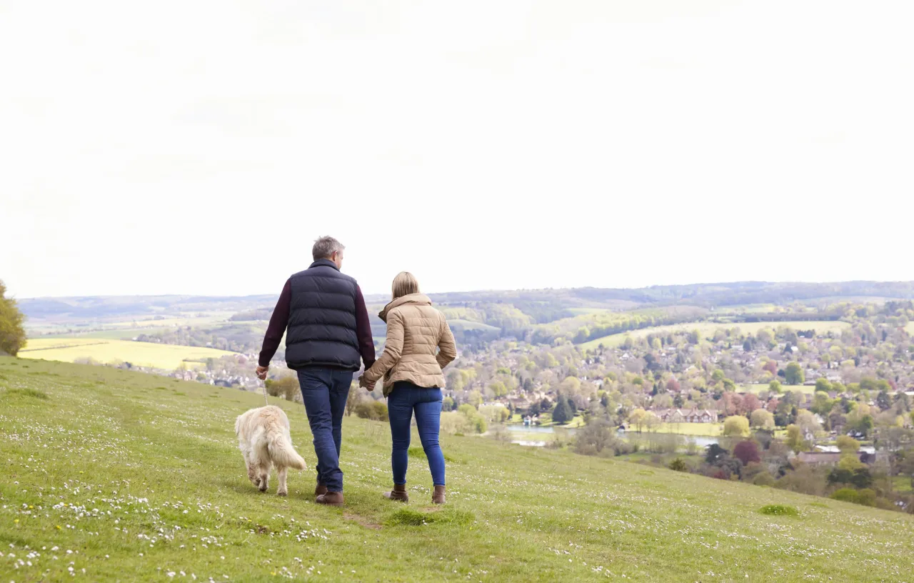 Kobieta uśmiecha się, malując obraz, symbolizując nowe pasje i radość życia