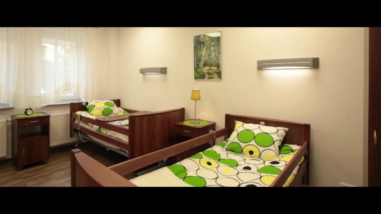 Dom Seniora Na Leśnej Jaroszowiec, budynek w lesie