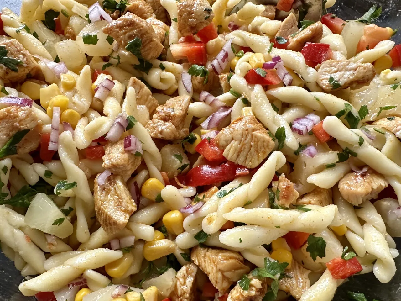 r&oacute;żne warianty sałatki z penne i kurczakiem