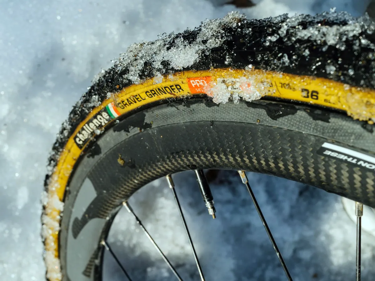 Różne typy opon rowerowych (szosowe, MTB, gravel)