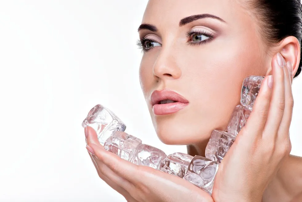 osoba aplikująca zimny okład na pryszcza