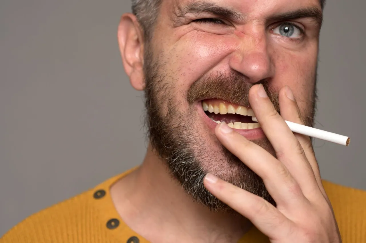 przebarwienia zębów palacza i zdrowe zęby