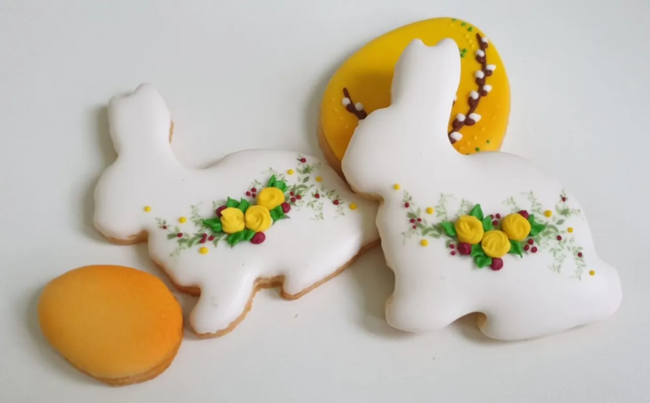 Wielkanocne ciasteczka dekorowane lukrem królewskim