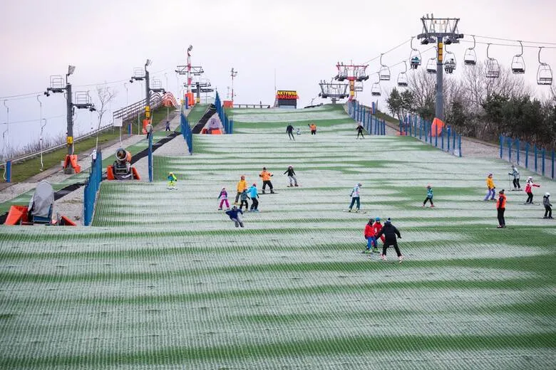 Zdjęcie Gdzie można jeździć na snowboardzie? Najlepsze stoki w Warszawie