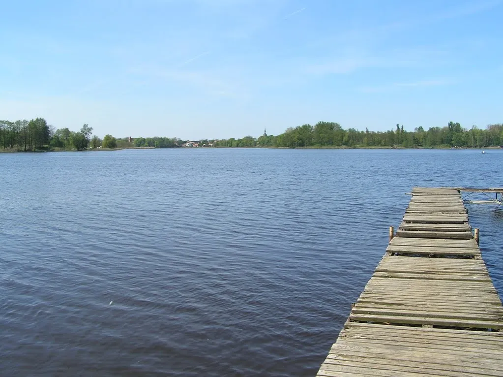 Zdjęcie Jezioro Łoniewskie - tajemnice, atrakcje i piękno natury w regionie
