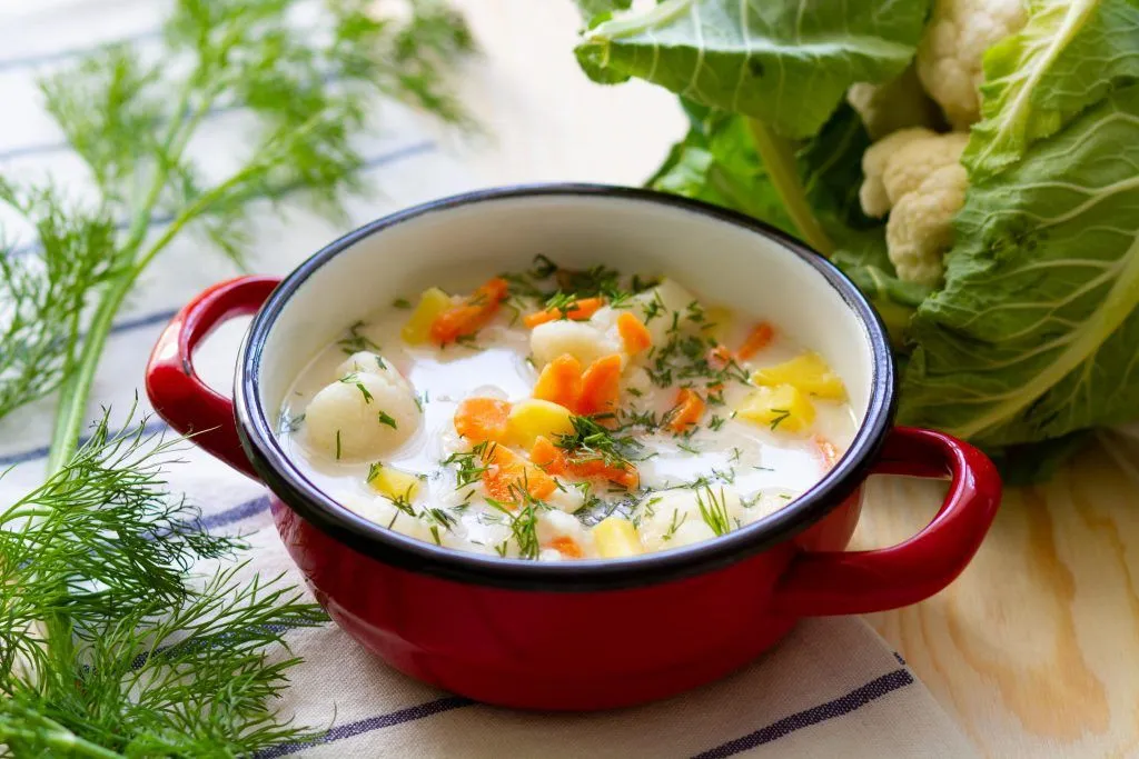 zupa kalafiorowa z pieczywem i koperkiem