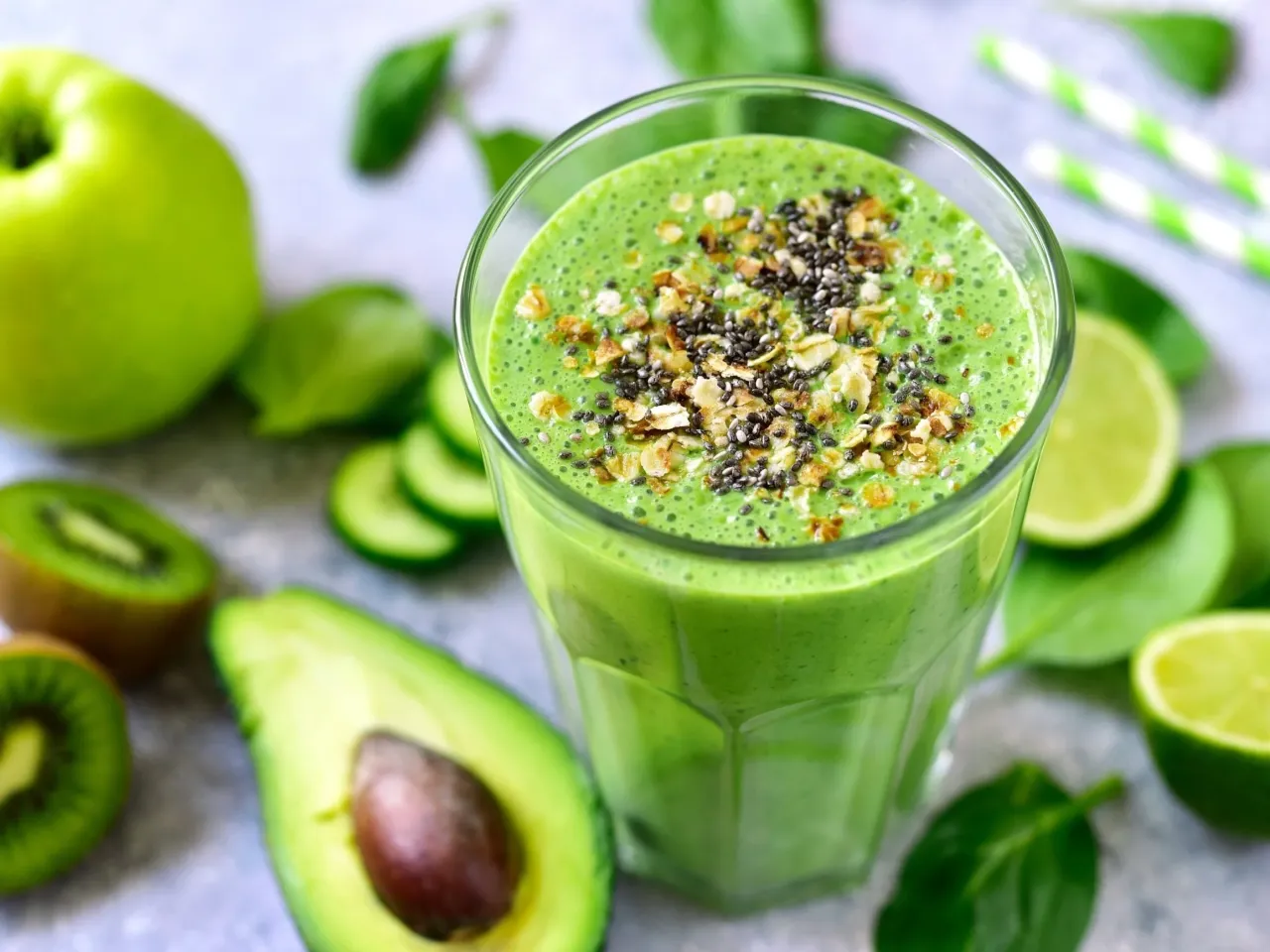 r&oacute;żne koktajle z awokado