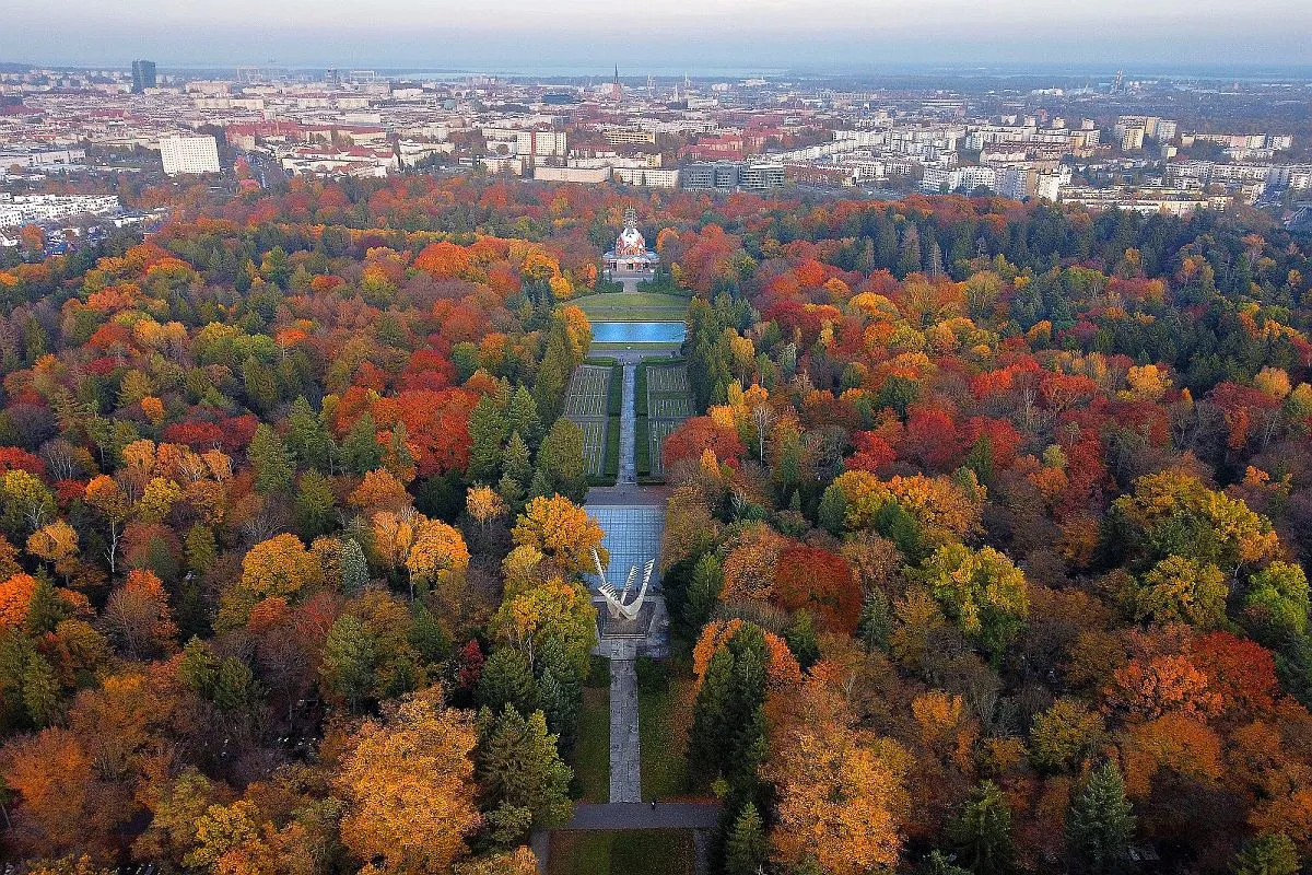 Cmentarz Centralny Szczecin widok z lotu ptaka z zielenią i alejkami