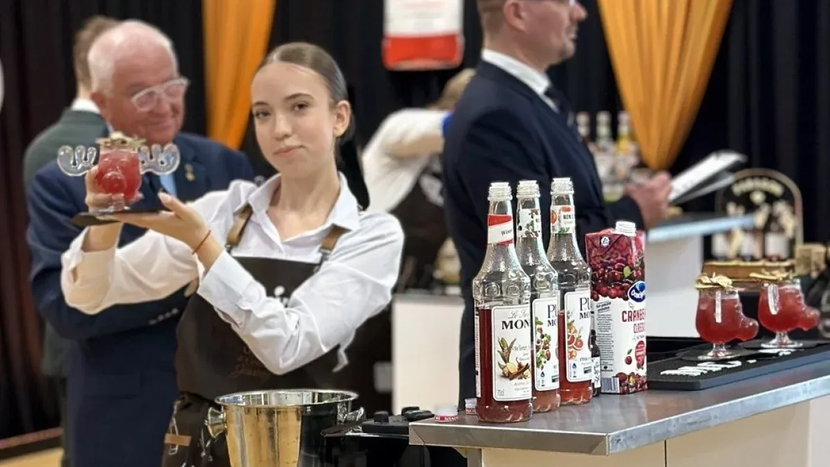 grupa barmanów na konkursie barmańskim