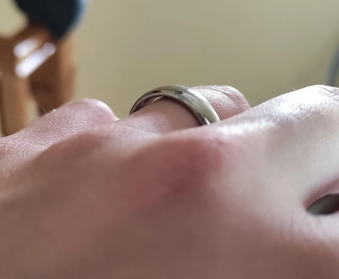 spadająca obrączka dłoń podłoga