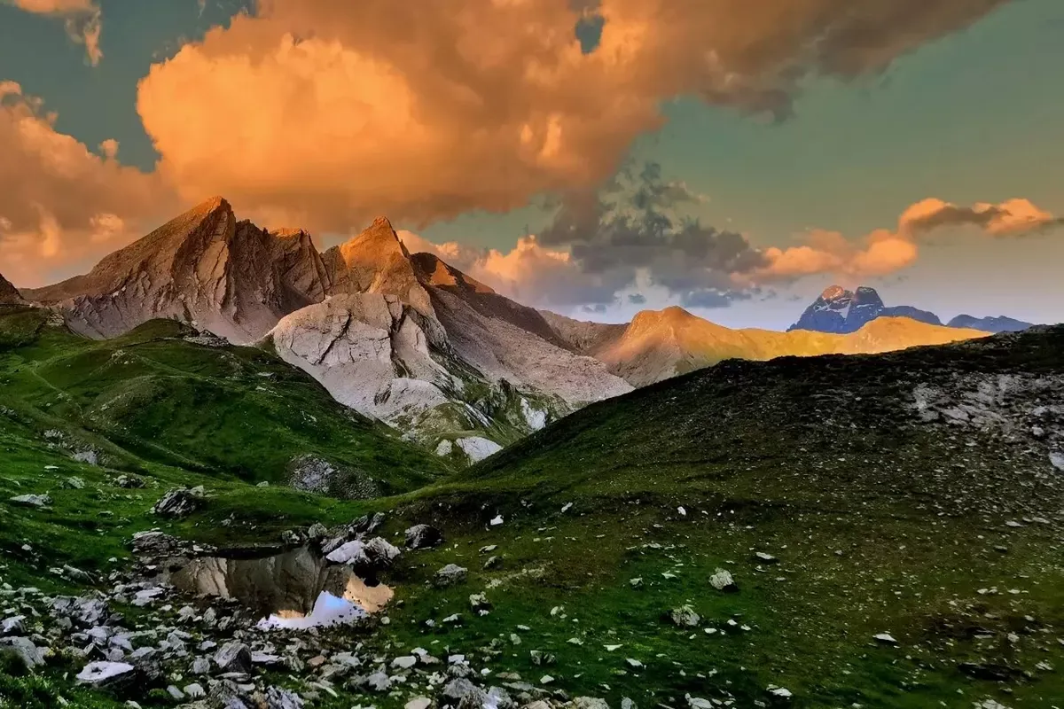 paesaggio alpino vette maestose italia