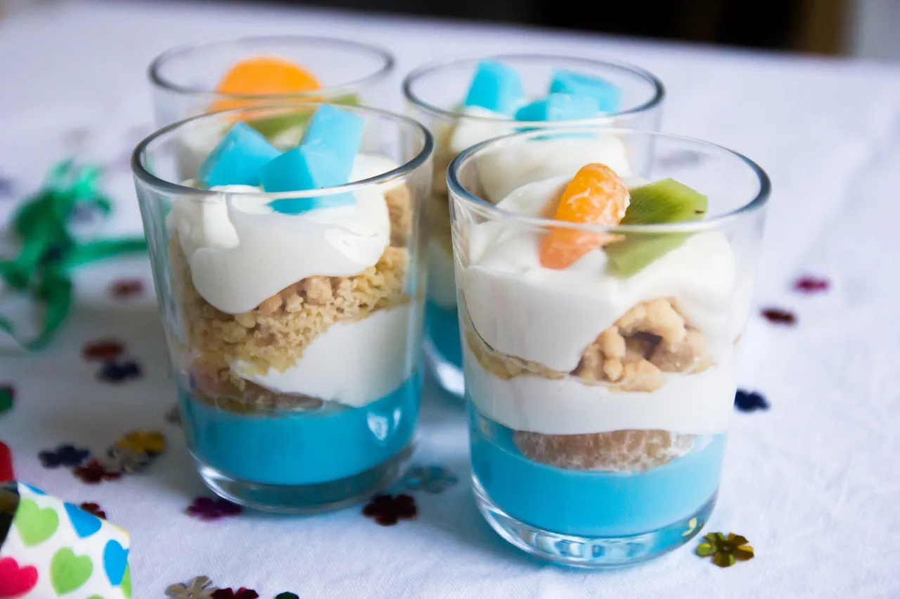 desery z mascarpone i galaretki w pucharkach