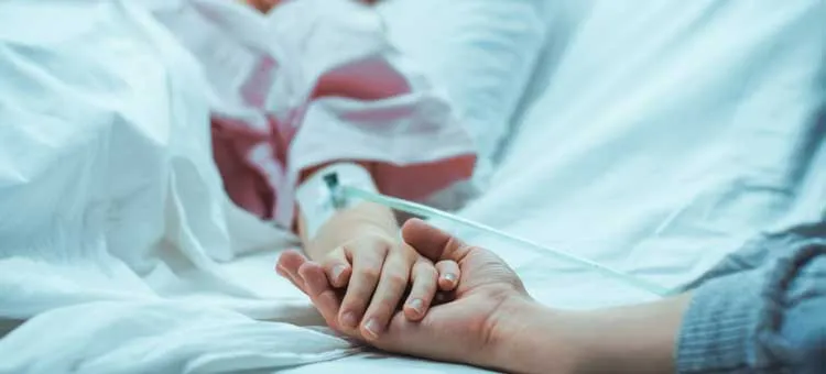 dziecko w szpitalu ręka rodzica
