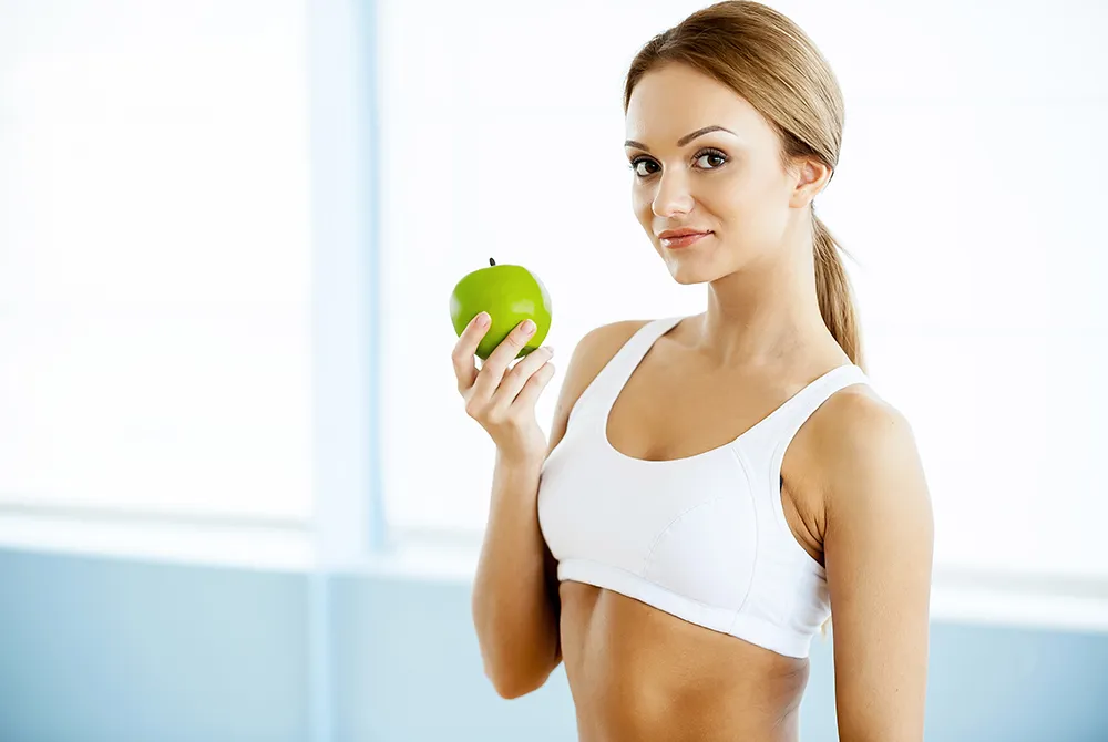 sportowiec je posiłek po treningu