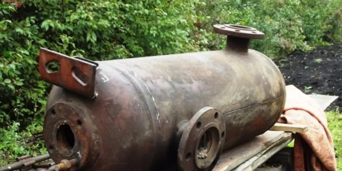 Stary bojler przed recyklingiem DIY