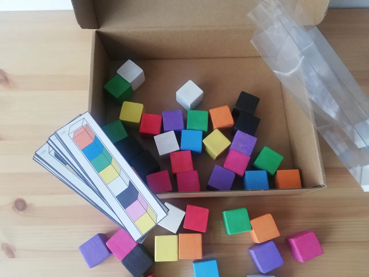 dziecko układa klocki wieża