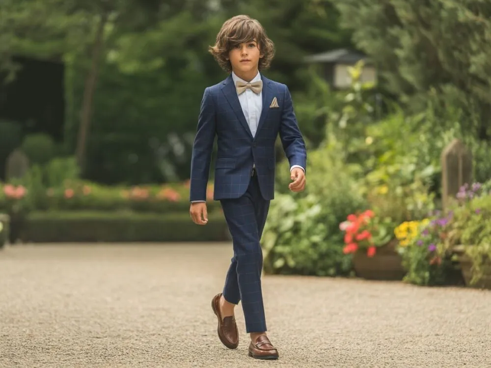 Chłopiec w eleganckim stroju na zimowe wesele