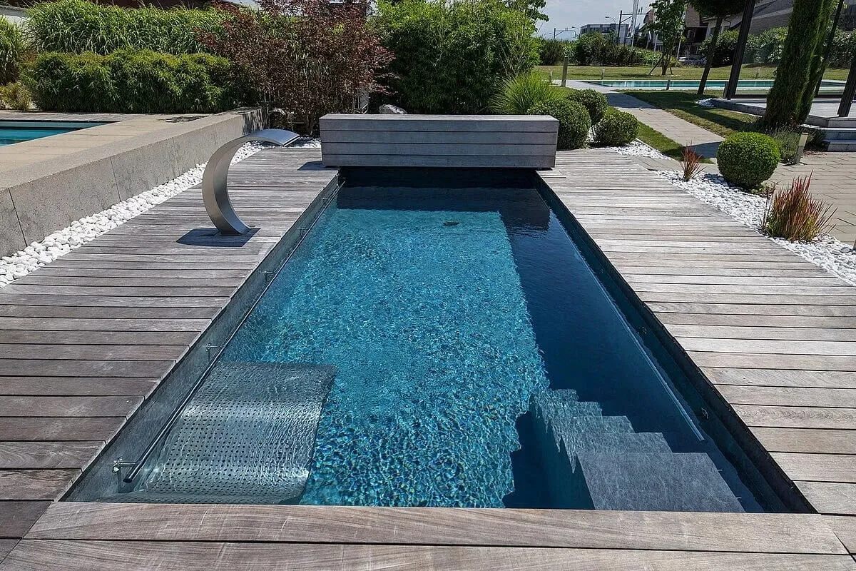 Por&oacute;wnanie typ&oacute;w basen&oacute;w ogrodowych (poliestrowy, murowany, żelbetowy, stalowy)