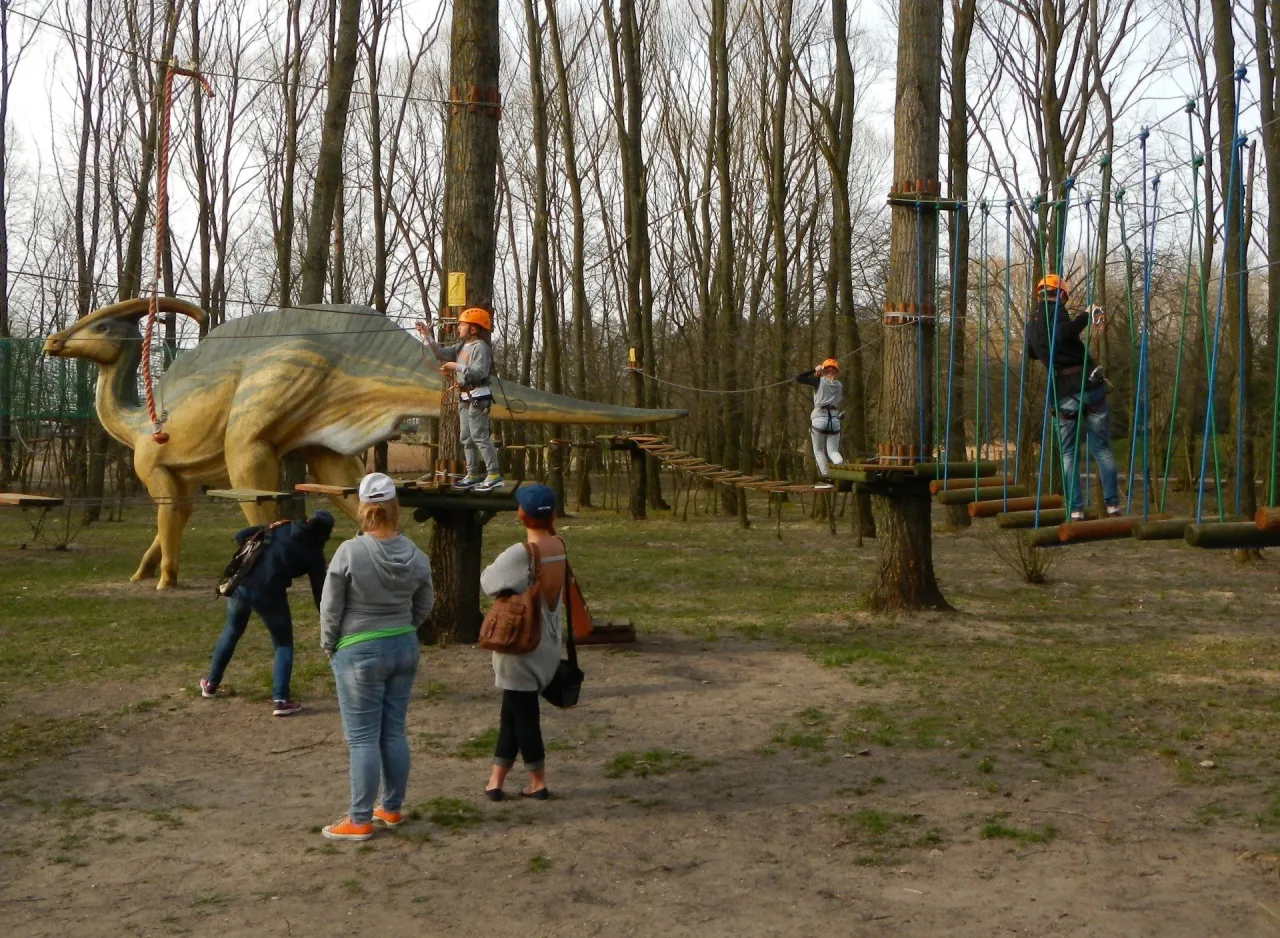 Dzieci bawiące się w parku dinozaur&oacute;w Zaurolandia