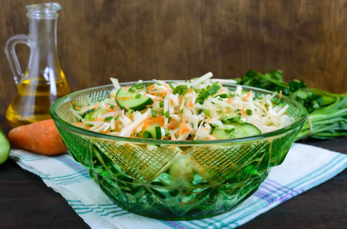 Składniki do dietetycznej surówki z kapusty pekińskiej