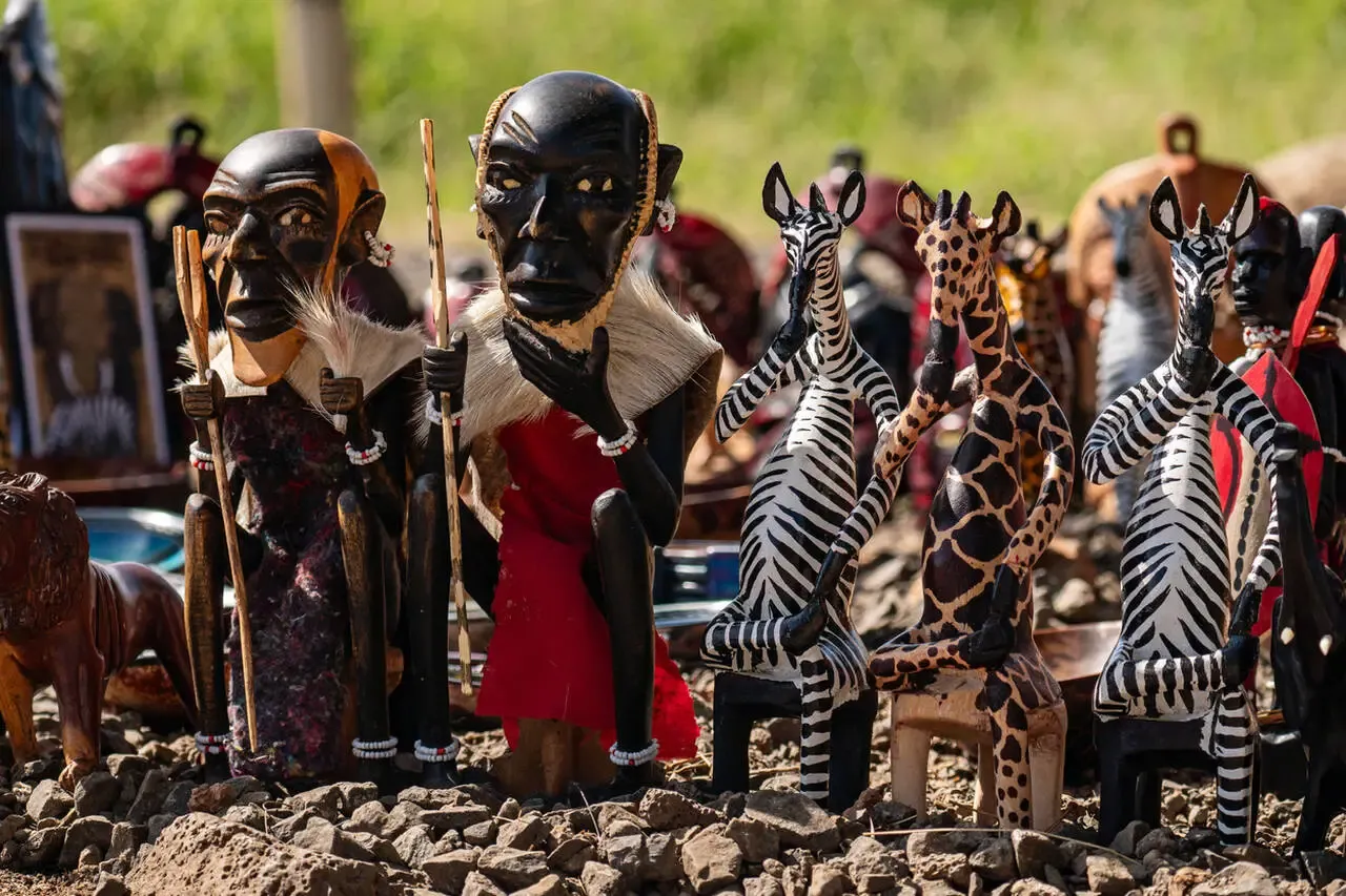Drewniane figurki Masajów i zwierząt, idealne pamiątki, co można przywieźć z Kenii.