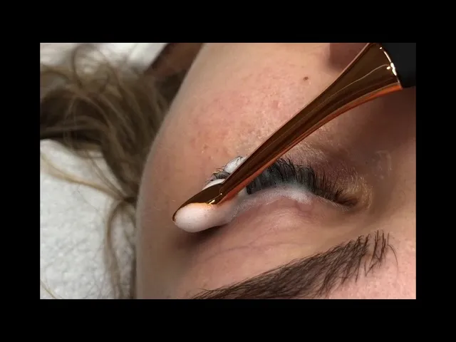 Profesjonalne ściąganie rzęs removerem