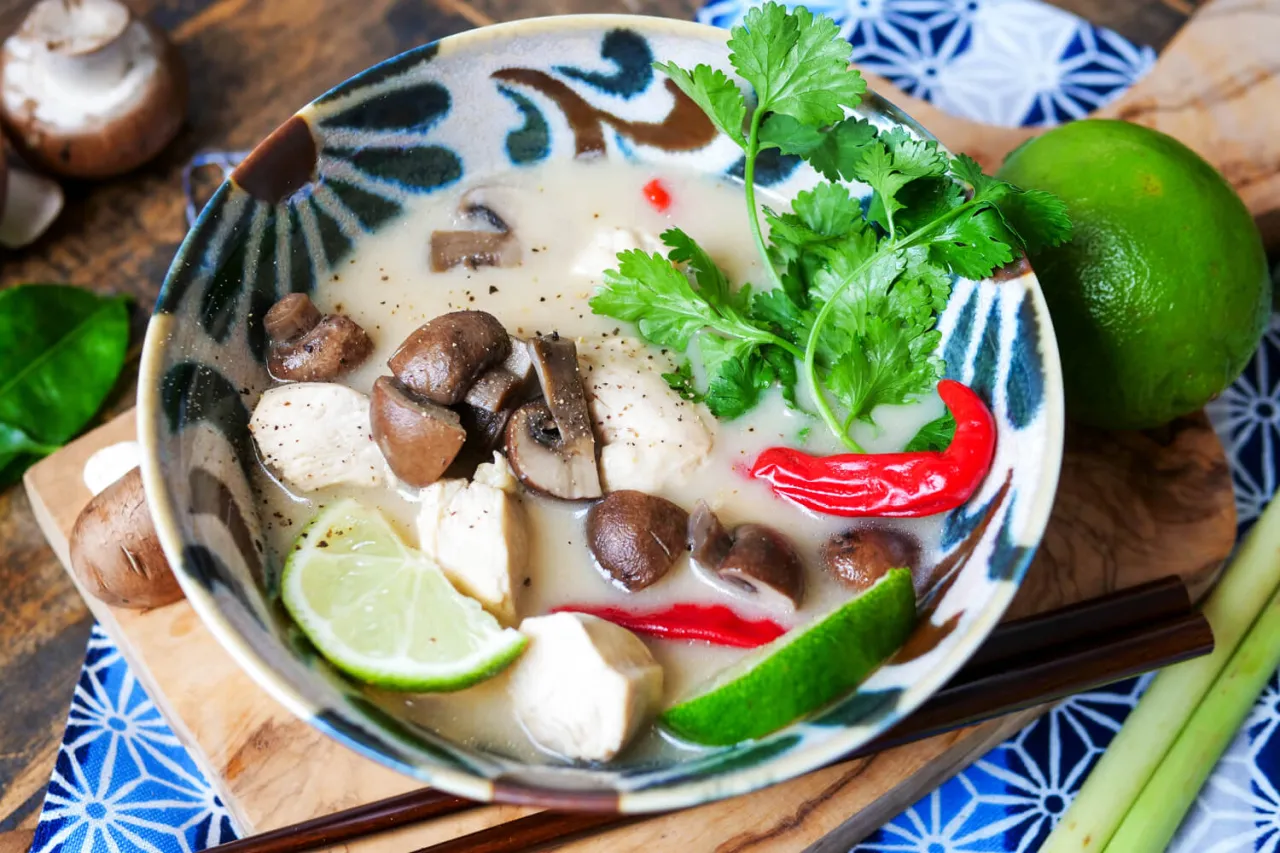 Authentische Zutaten f&uuml;r Tom Kha Gai Suppe auf einem Holztisch