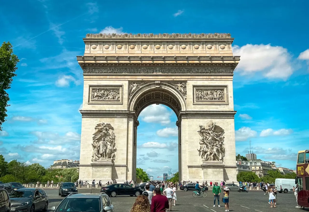 Łuk Triumfalny, symbol 8 dzielnicy Paryża, góruje nad ruchem ulicznym i turystami.