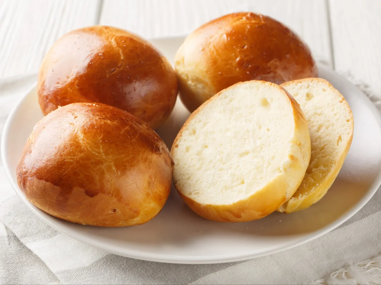 Spalone bułki lub niedopieczone bułki