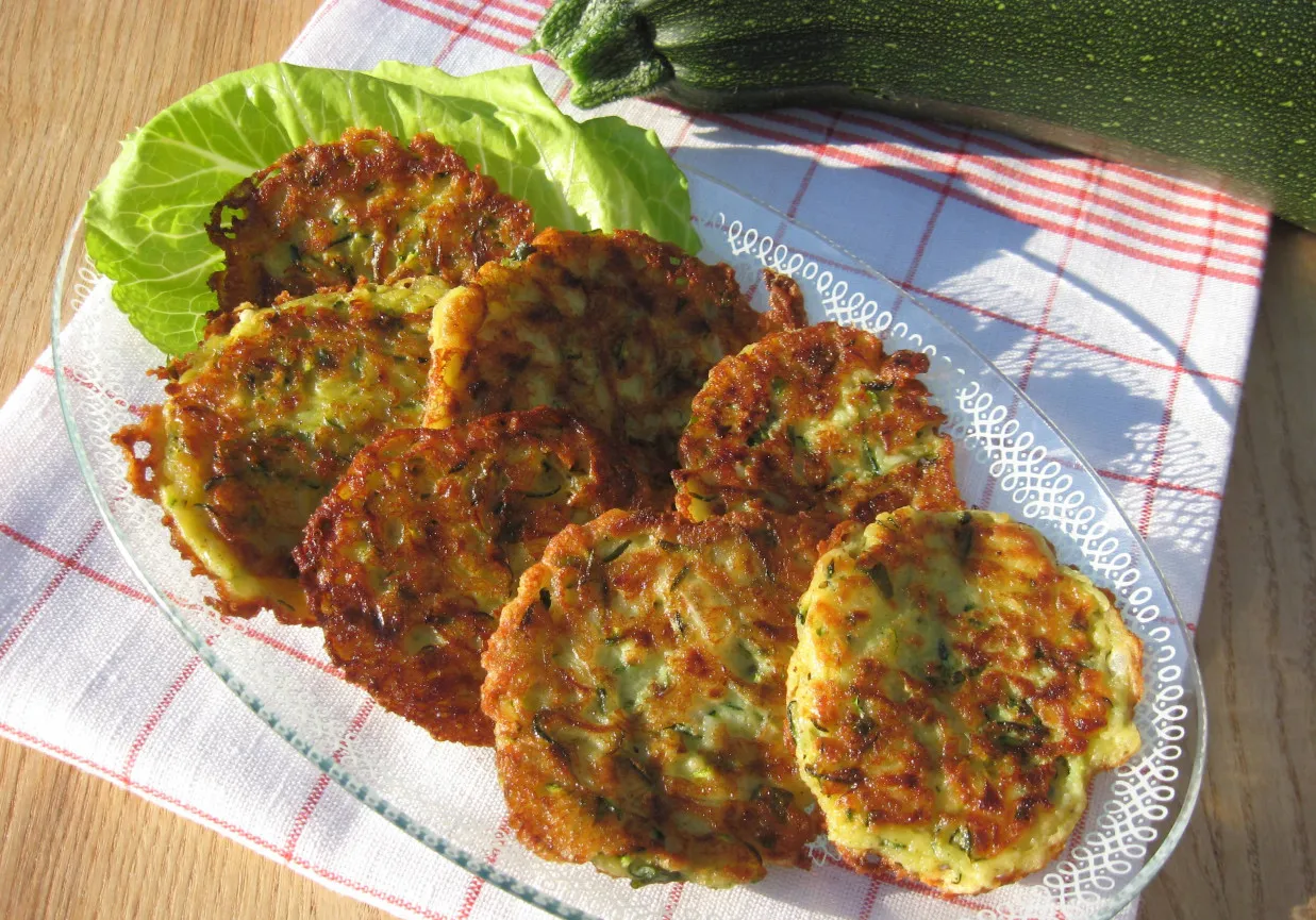 Złociste placki z cukinii, idealne z ziołami. Zastanawiasz się, jakie przyprawy do plack&oacute;w z cukinii dodają im tego smaku?