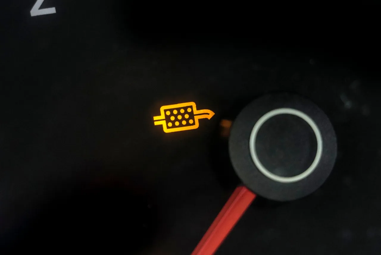 Filtr DPF w samochodzie lub kontrolka DPF na desce rozdzielczej