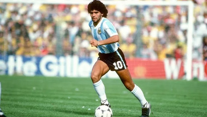 Diego Maradona w akcji drybluje