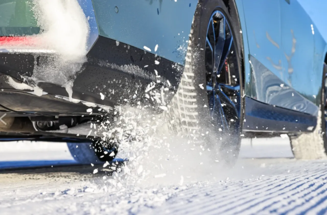 samoch&oacute;d jadący po śniegu z oponami zimowymi