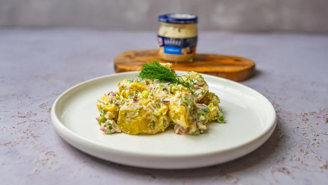 Pyszna sałatka ziemniaczana na grill, z majonezem i koperkiem, gotowa do podania.