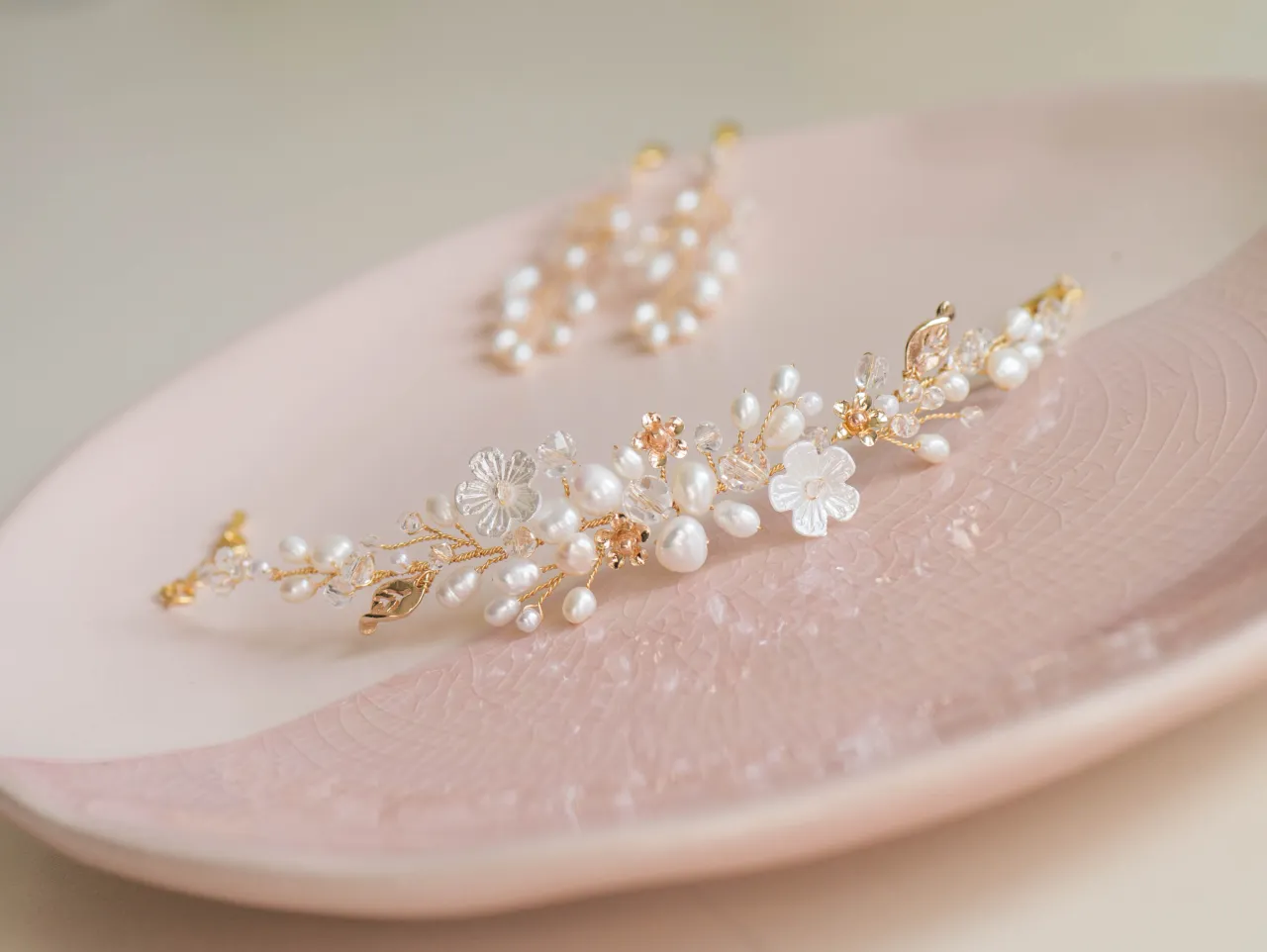 modna biżuteria ślubna z perłami i motywami botanicznymi