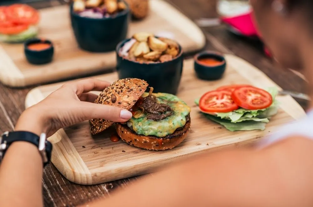 burger jedzony sztućcami vs rękami