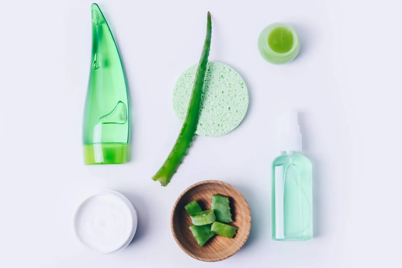 osoba dezynfekująca ranę po pryszczu