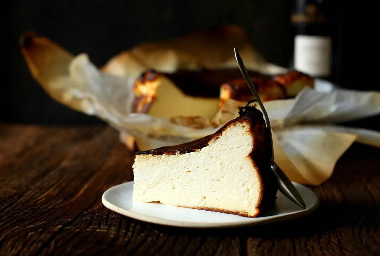 Rustykalny sernik baskijski bez spodu