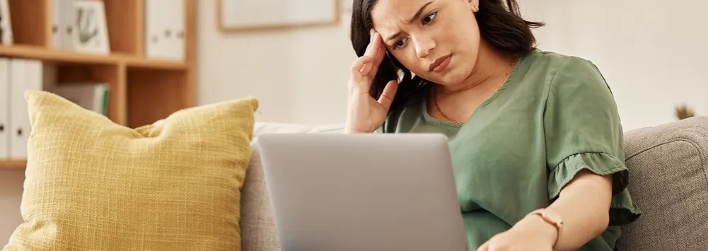 osoba zadłużona szuka pomocy, stres, długi