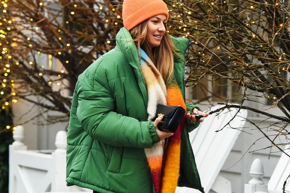 stylizacja z zieloną kurtką i musztardową czapką