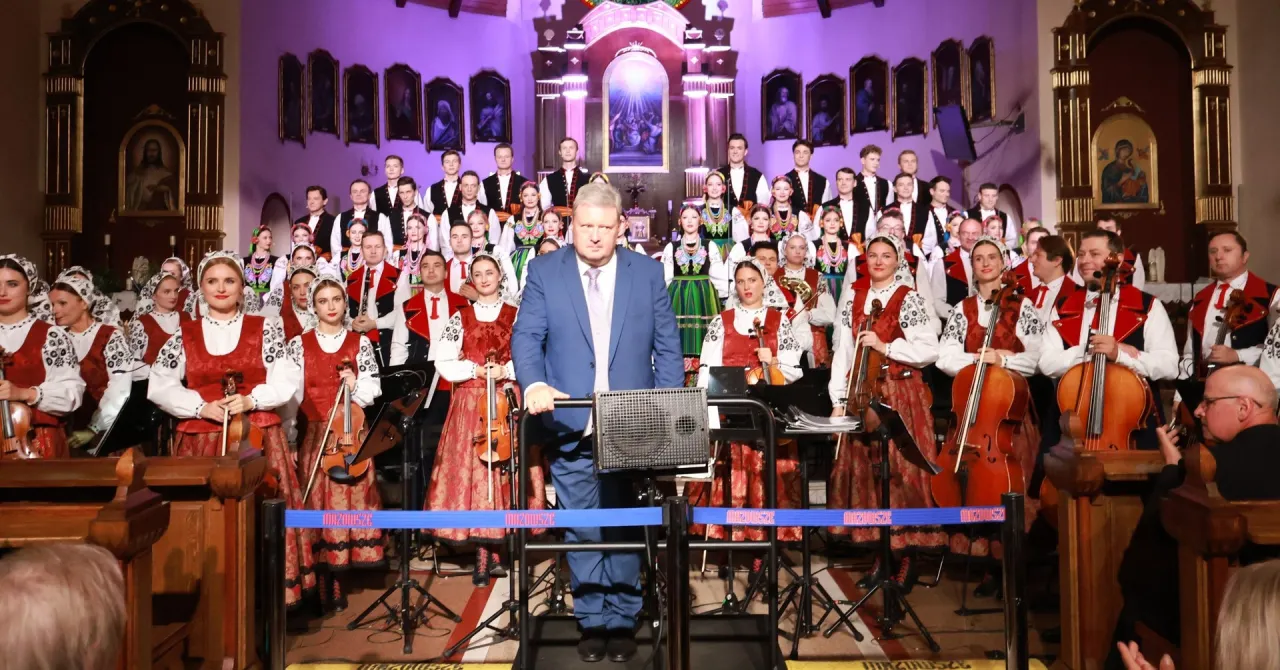 Wsp&oacute;lnota śpiewająca pieśń religijną w kościele