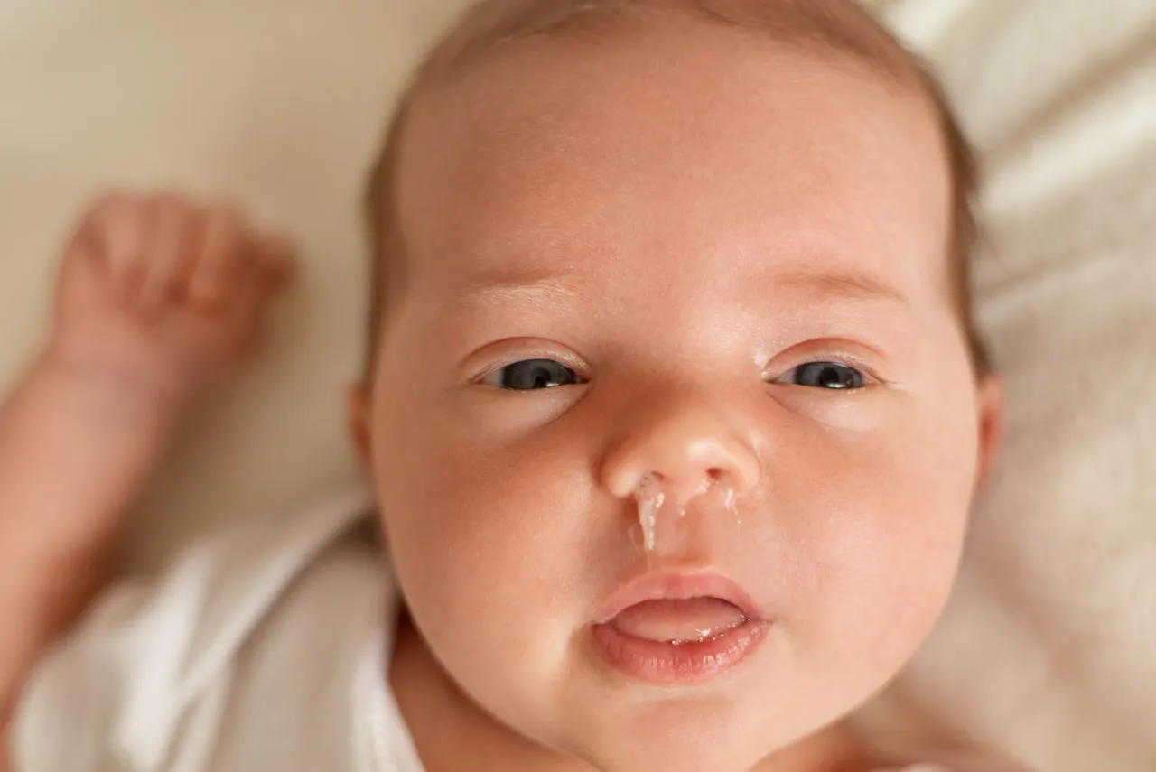 dziecko z katarem, zatkany nos u niemowlaka