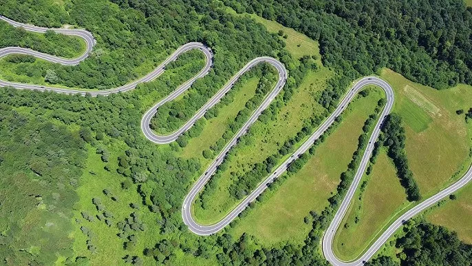 Motocykl w górach serpentyny Polska