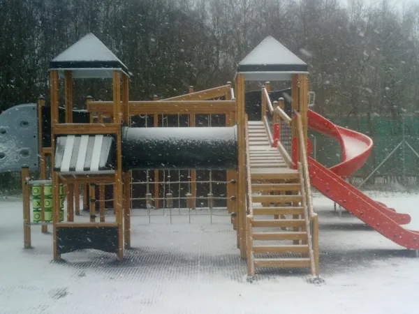 Zabezpieczony drewniany plac zabaw na zimę