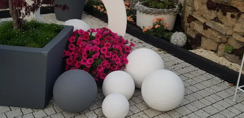 dekoracje kul betonowych w ogrodzie