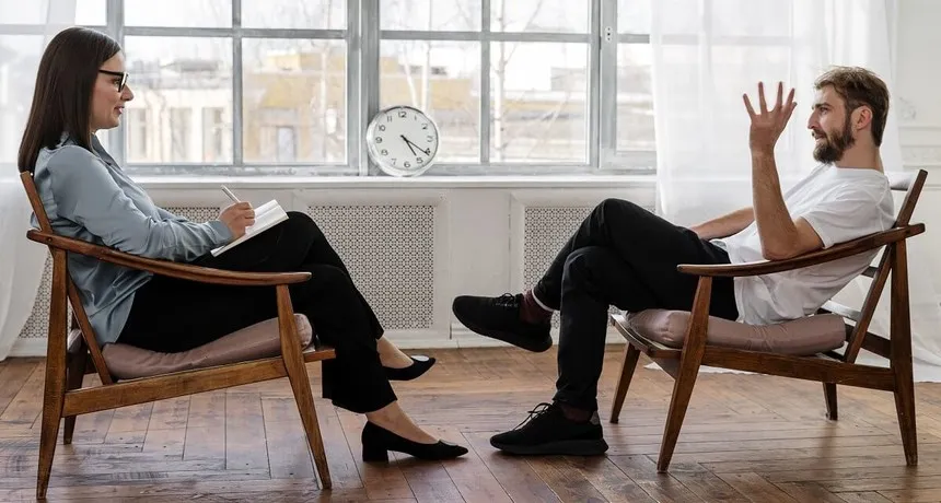 sesja terapeutyczna mężczyzny z psychologiem