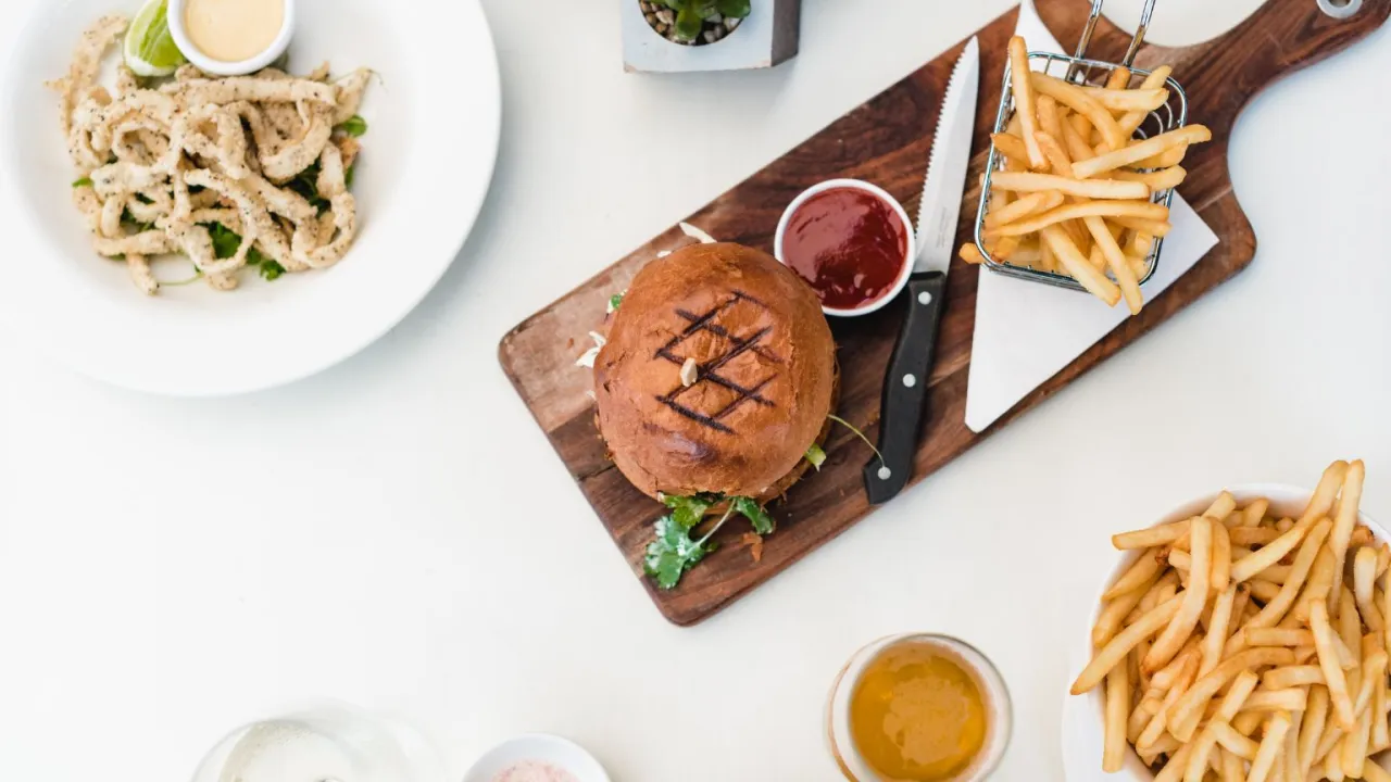 Burger, frytki i kalmary &ndash; idealne menu na bloga kulinarnego. Dowiedz się, jak założyć blog kulinarny i dzielić się swoimi przepisami!