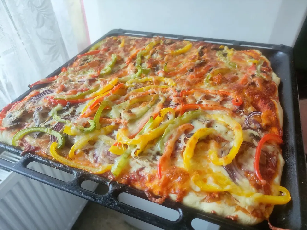 Lekkostrawna pizza z warzywami i cienkim ciastem